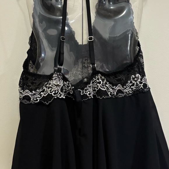 Elegant Black Lace Women's Pajama - Picture 4 of 7